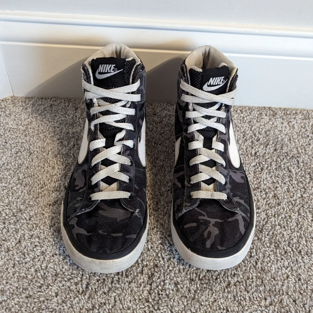 Nike Camo Hi Top Sneaker sz 6Y